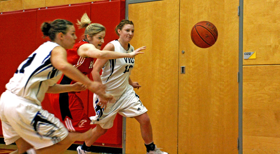 Eagles gaurd Ali Randa pushes past Marniners forward Katie Pearson, left, and Shayna Worthington for a chance at the ball in the second quarter. (Justin Langille photo)